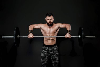 kaslı adam egzersiz halter ile .