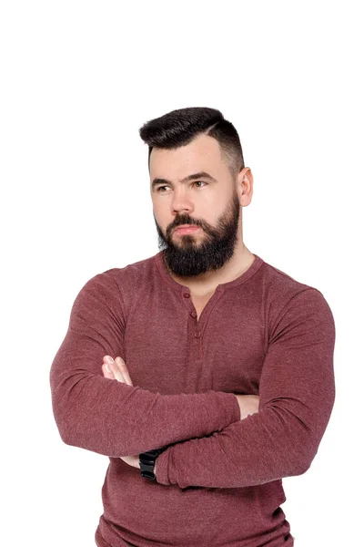 Молодой серьезный бородатый человек изолирован на белом фоне — стоковое фото