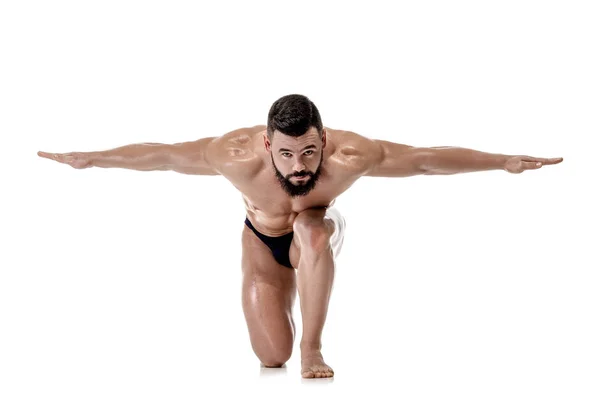 Knappe sterke bodybuilder poseren in studio — Stockfoto
