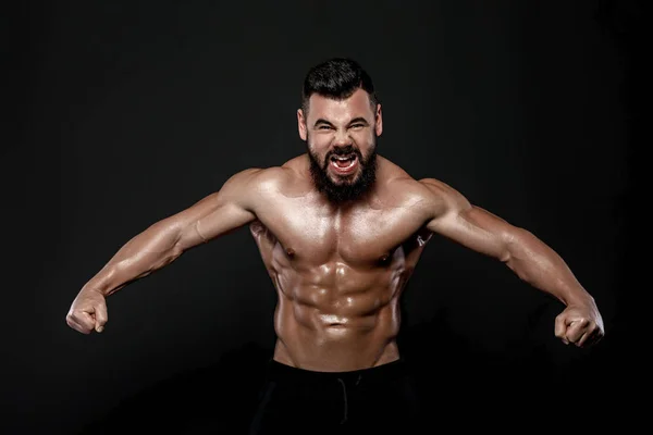 Schöne starke Bodybuilderin posiert im Studio — Stockfoto