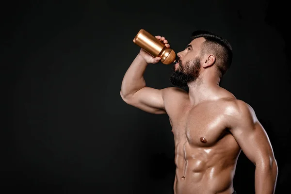 Knappe Sterke Bodybuilder Drinkt Water Geïsoleerd Zwarte Achtergrond — Stockfoto