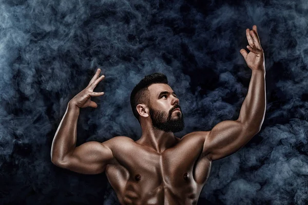 Knappe sterke bodybuilder poseren in studio — Stockfoto