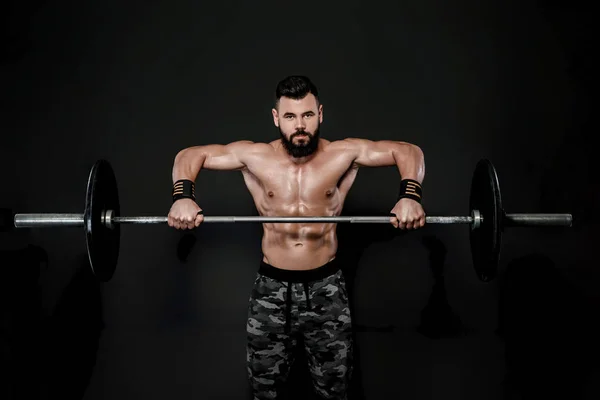 Muskelkräftiges Männertraining mit Langhantel . — Stockfoto