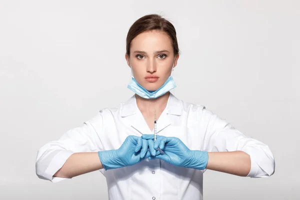 Läkare i uniform och handskar med spruta — Stockfoto