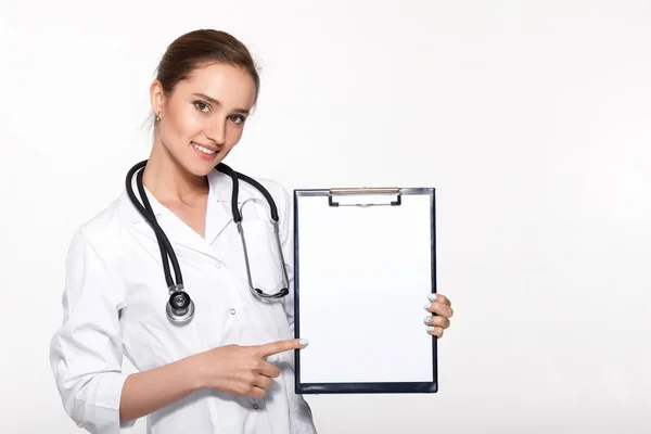 Doctor holding folder — Stock Photo, Image