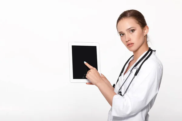 Mujer médico mostrando pantalla tableta digital —  Fotos de Stock