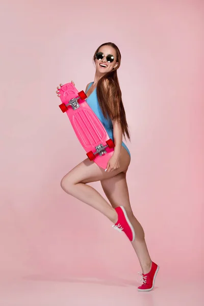아름 다운 여자 잡고 스케이트 보드 — 스톡 사진