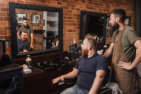 理发店里的理发师和大胡子男士 — 图库照片