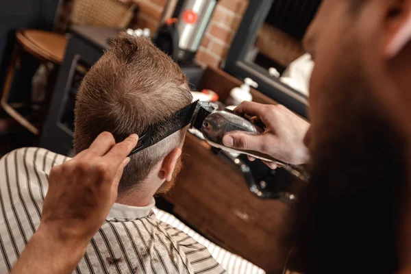 Barbier et homme barbu dans le salon de coiffure — Photo