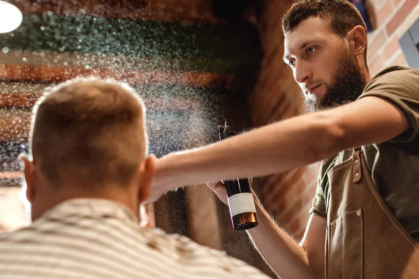 Barbeiro e barbudo na barbearia — Fotografia de Stock