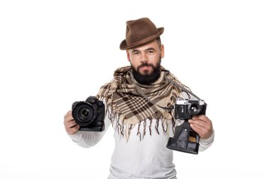 retro ve dijital fotoğraf makinesi arasında fotoğrafçı seçer