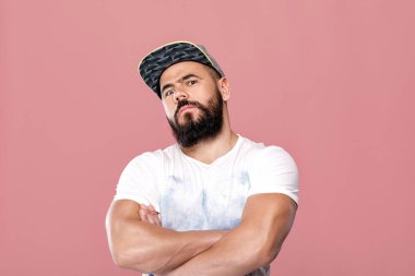 şapkalı sakallı yakışıklı