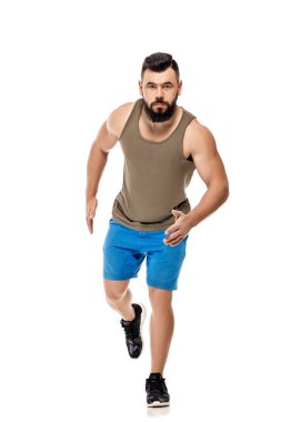 Beyaz arka plan üzerinde ileri koşan adam
