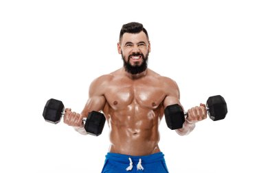 kaslı adam dumbbells ile yapıyor.