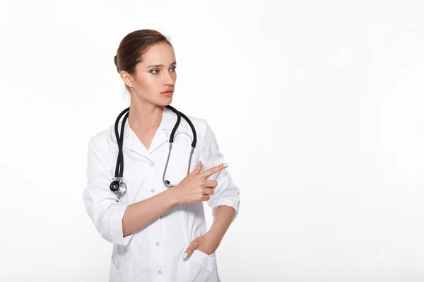 Kvinna läkare visar något — Stockfoto