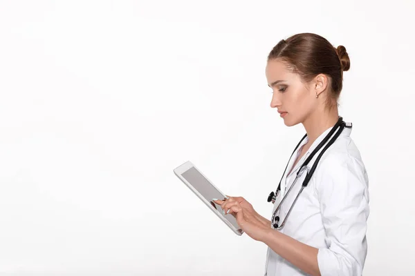 Medico che utilizza tablet digitale — Foto Stock