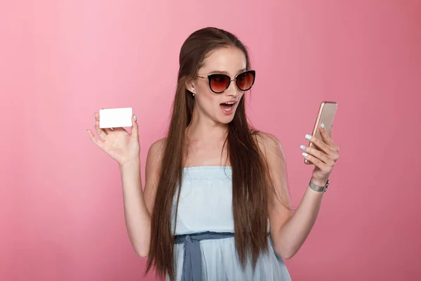 Женщина с мобильного телефона и кредитной карты — стоковое фото