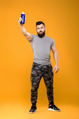 Yakışıklı güçlü adam su içer