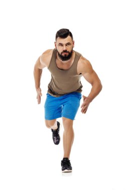 Beyaz arka plan üzerinde ileri koşan adam