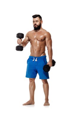 kaslı adam dumbbells ile yapıyor.