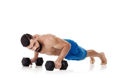 kaslı adam dumbbells ile yapıyor.