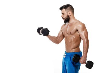 atletik kaslı adam dumbbells ile yapıyor. Beyaz arka plan üzerinde çıplak gövde ile güçlü vücut geliştirmeci