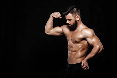 Studio poz güçlü vücut geliştirmeci