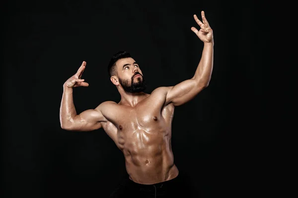 Ισχυρή bodybuilder που θέτουν σε στούντιο — Φωτογραφία Αρχείου