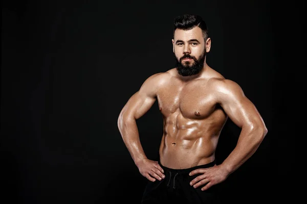 Sterke bodybuilder poseren in studio — Stockfoto