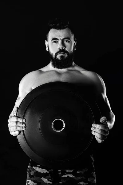 Hombre musculoso con peso pesado de la placa de barra — Foto de Stock