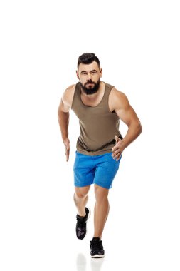Beyaz arka plan üzerinde ileri koşan adam