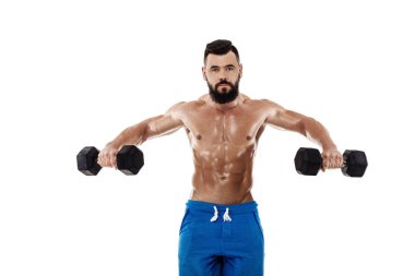 kaslı adam dumbbells ile yapıyor.