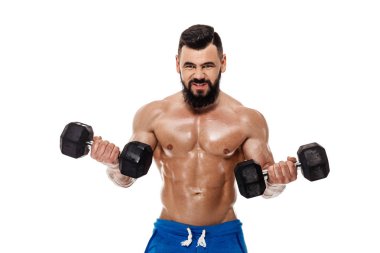 kaslı adam dumbbells ile yapıyor.