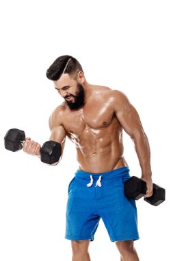 atletik kaslı adam dumbbells ile yapıyor. Beyaz arka plan üzerinde çıplak gövde ile güçlü vücut geliştirmeci