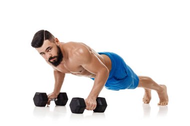 kaslı adam dumbbells ile yapıyor.