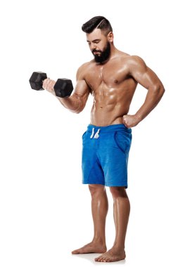 kaslı adam dumbbells ile yapıyor.