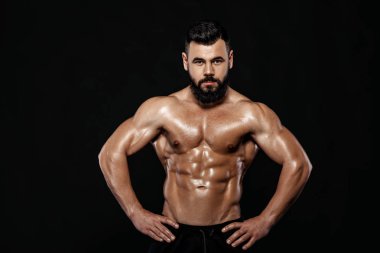 Studio poz güçlü vücut geliştirmeci