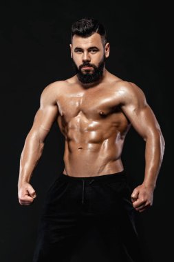 Studio poz güçlü vücut geliştirmeci