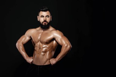 Studio poz güçlü vücut geliştirmeci