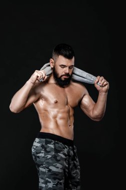 havlu ile güçlü vücut geliştirmeci