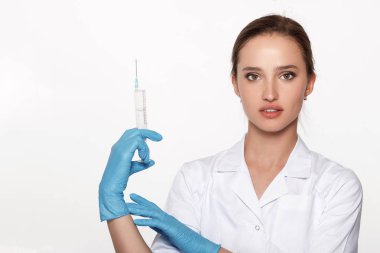 Doktor üniforması ve şırınga ile eldiven