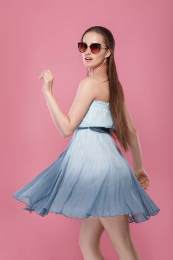 kadın güneş gözlüğü ve mavi elbise