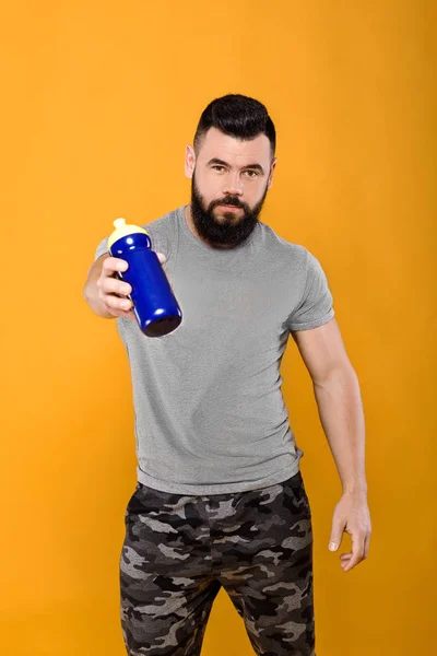 Knappe sterke man drinkt water — Stockfoto