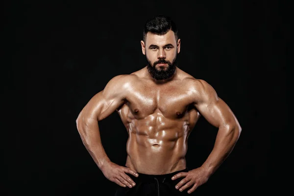 Sterke bodybuilder poseren in studio — Stockfoto