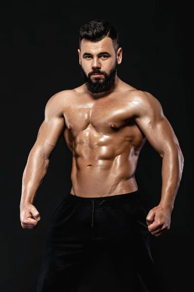Forte bodybuilder posa in studio — Foto Stock