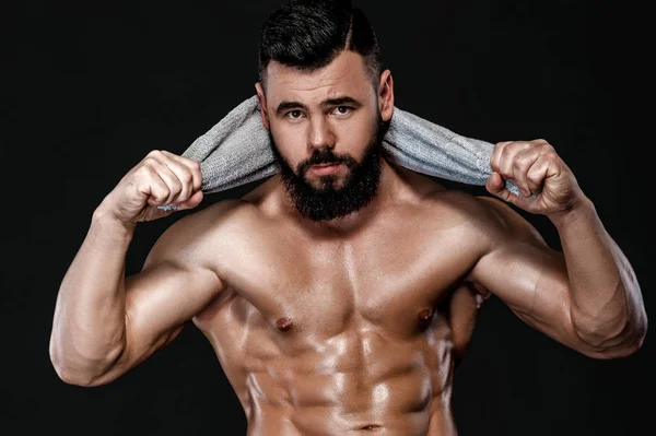 Sterke bodybuilder met handdoek — Stockfoto