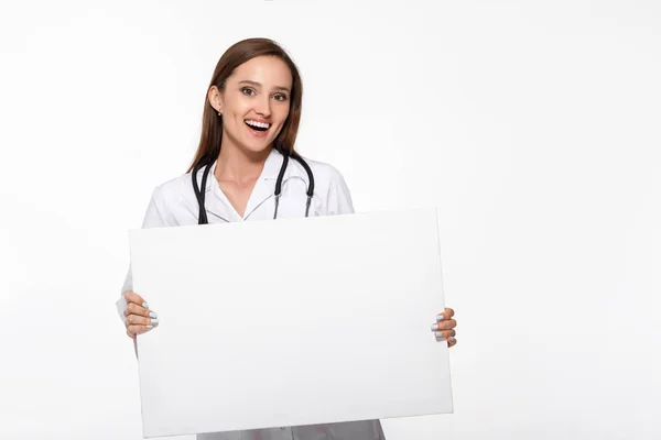Médico de uniforme branco segurando placa em branco — Fotografia de Stock