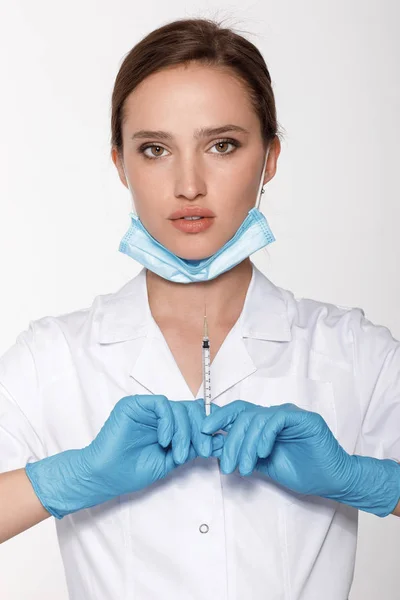 Läkare i uniform och handskar med spruta — Stockfoto
