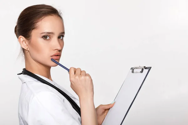 Doctor holding folder — Stock Photo, Image