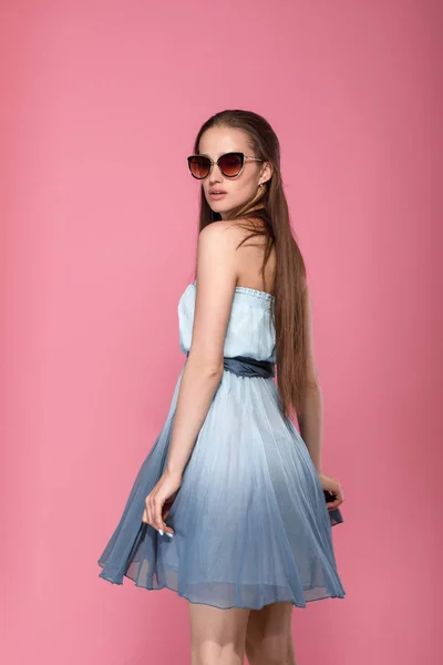Mujer en gafas de sol y vestido azul — Foto de Stock